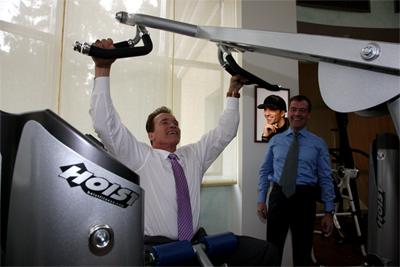 Сделать фотоэффект онлайн с Медведевым и Шварценеггером в спортзале, редактор онлайн